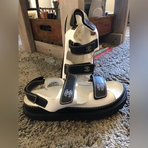 Vtg 90s Chanel Dad sandals! Black and white size 10